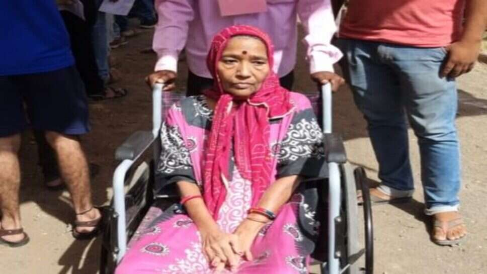 केंद्र में सरकार चुनने का जुनून सिर चढ़कर बोला:मध्यप्रदेश में 100 वर्ष से ऊपर तो कई ने गंभीर बिमारी के बाद भी  किया मतदान