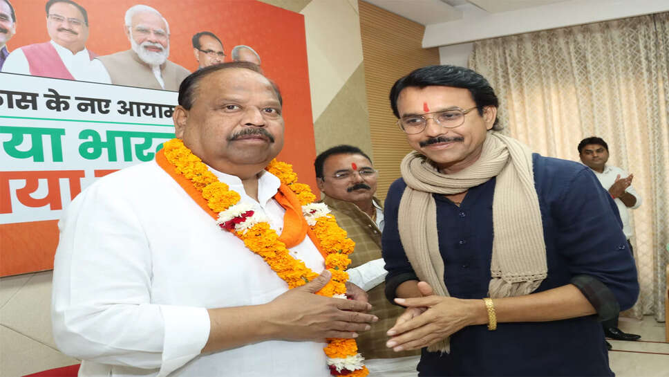 विधायक चेतन्य काश्यप की प्रचंड जीत पर पार्षद दल ने किया अभिनंदन