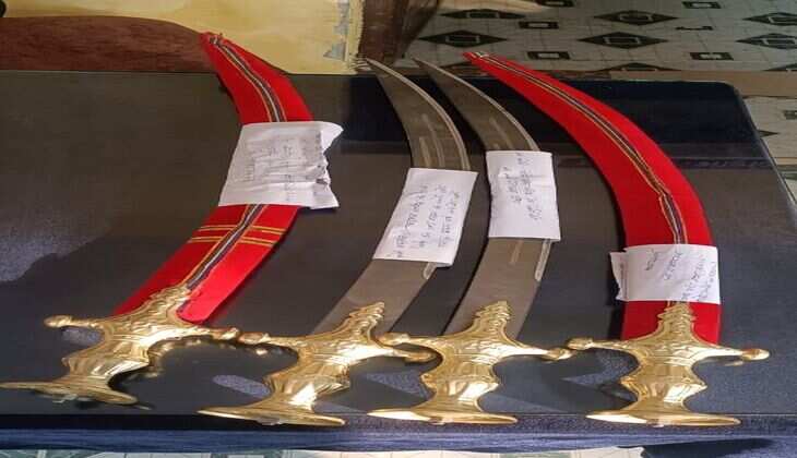 रतलाम / धारदार हथियार (तलवार) के साथ पुलिस ने चार आरोपियों को किया गिरफ्तार