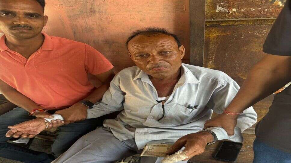 Red Handed Trapping : बिजली का पोल खड़ा करने के लिए किसान से रिश्वत ले रहा था घिनोदा का लाइन मेन रामचंद्र ,लोकायुक्त पुलिस ने रंगे हाथो पकड़ा