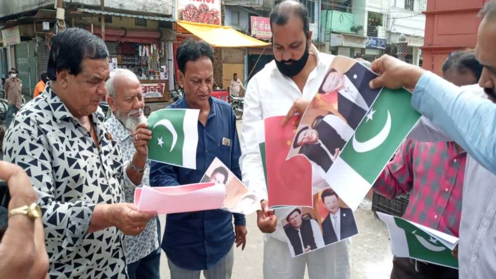 Flag Burnt : मुस्लिम राष्ट्रीय मंच बुद्धिजीवी प्रकोष्ठ ने  चाइना एवं पाकिस्तान  के प्रधानमंत्री की तस्वीरें एवं झंडा जला कर दर्ज कराया विरोध
