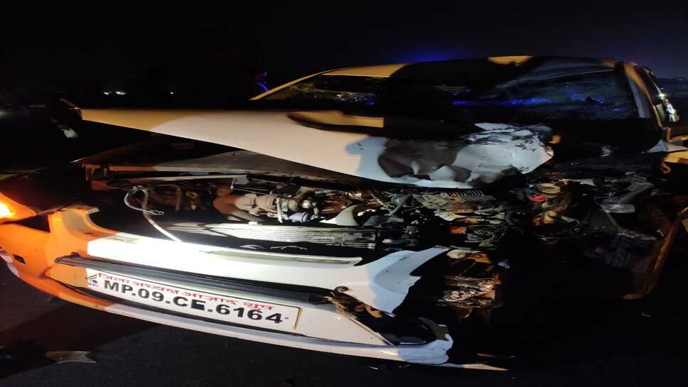 Road accident / रतलाम /बंजली हवाई पट्टी के सामने हुई कार और बाइक की जोरदार टक्कर ,दो लोगो की मौके पर मौत ,एक इंदौर रैफर:देखिये वीडियो