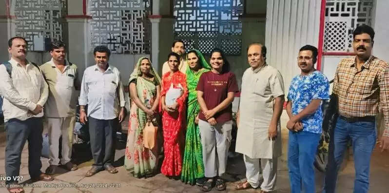 बहन की आंखें छलक गई भाई को सामने पाकर;समाजसेवी गोविन्द काकानी के सतत प्रयासों से हुआ बिछुड़ी बहन का भाई से मिलन