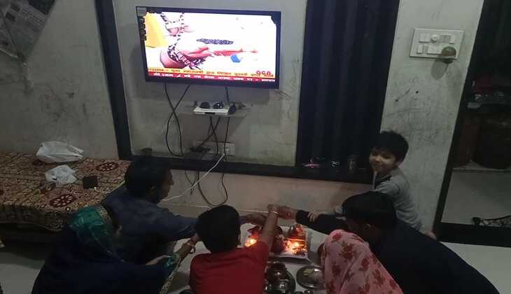 first time in history/भारत के इतिहास में पहली बार लाइव प्रसारण से जुड़कर 80 लाख से अधिक लोगो ने घर-घर में शिवलिंग निर्माण कर किया अभिषेक ,रतलाम के भी हजारो लोगो हुए शामिल