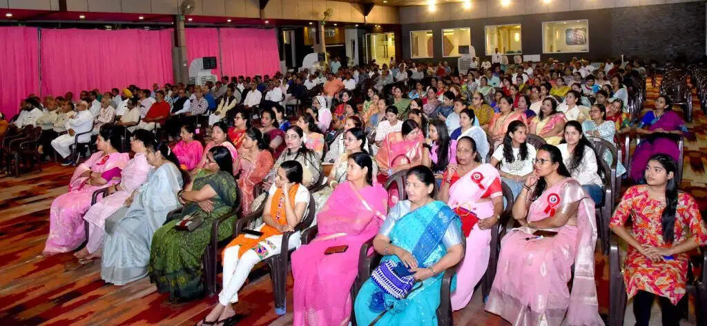 स्वामी विवेकानंद व्याख्यानमाला का प्रथम दिवस सैलाना रोड स्थित मैरिज गार्डन पर आयोजित किया गया
