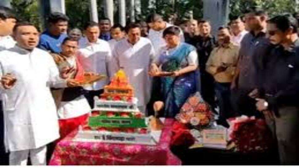 Event celebrat : मंदिर के आकार का केक काटने पर घिरे कमल नाथ, भाजपा ने की माफी की मांग