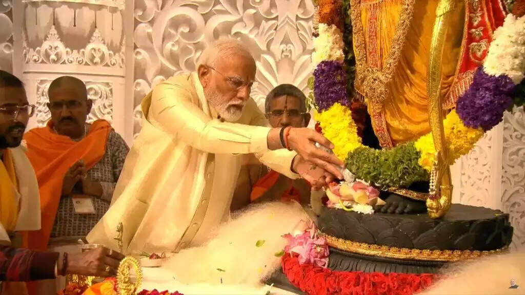 अवध में धूमधाम से विराजे रामलला… आसमान से पुष्प वर्षा, प्रधानमंत्री नरेंद्र मोदी ने की राम मंदिर में प्राण प्रतिष्ठा (देखिये विडियो)