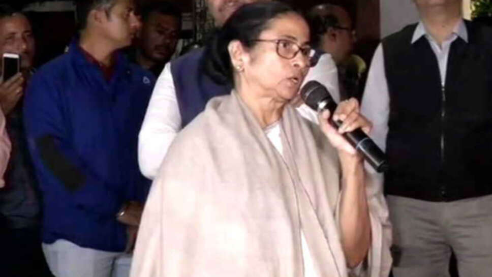 Niti Ayog Meeting : नीति आयोग की बैठक को बीच में ही छोड़कर बाहर आईं बंगाल की मुख्यमंत्री ममता बनर्जी, कहा- मुझे बोलने तक नहीं दिया,यह मेरा अपमान है
