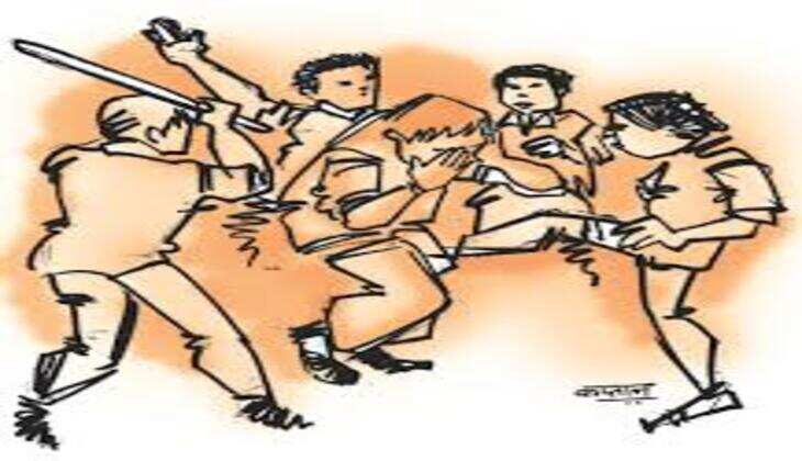 इंदौर नगर निगम के सहायक यंत्री और लाइनमैन की पिटाई, शासकीय वाहन में भी तोड़फोड़