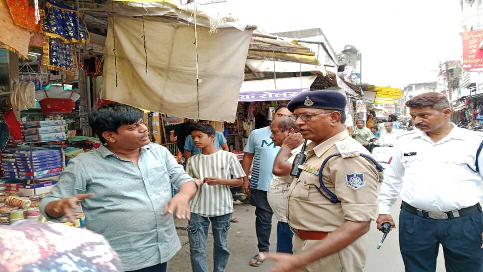 रतलाम / नगर के विभिन्न स्थानों से हटाया अस्थाई अतिक्रमण, 8 अतिक्रमणकर्ता दुकानदारों पर किया जुर्माना