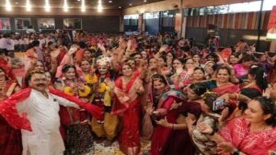 रतलाम / फाग उत्सव मे झूमे भाजपा जिलाध्यक्ष, महापौर और पूर्व मंत्री