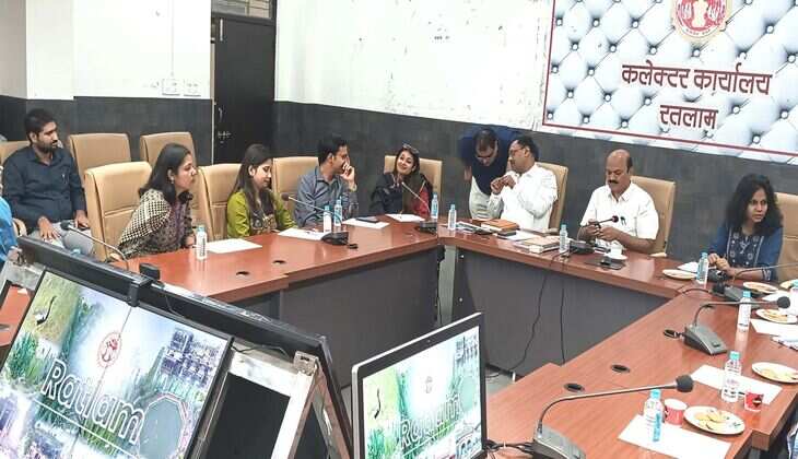 कलेक्टर राजेश बाथम से प्रशिक्षु आईएएस, आईपीएस अधिकारियों ने मुलाकात की