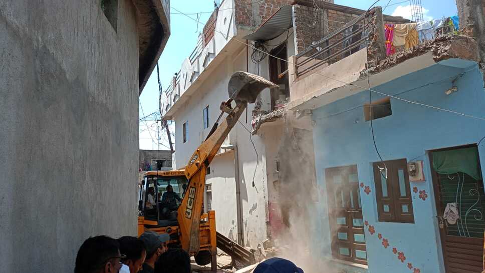 रतलाम / जावरा में बढते बवाल के बाद पुलिस आई एक्शन में ,आरोपियों के घरो पर चला बुलडोजर: देखिये वीडियो