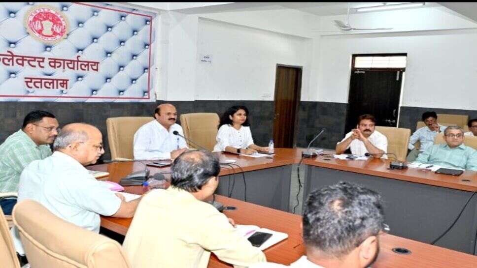 स्कूलों के लिए जारी आदेश का शिक्षा विभाग सख्ती से पालन कराए, समीक्षा बैठक में कलेक्टर श्री बाथम ने दिए निर्देश