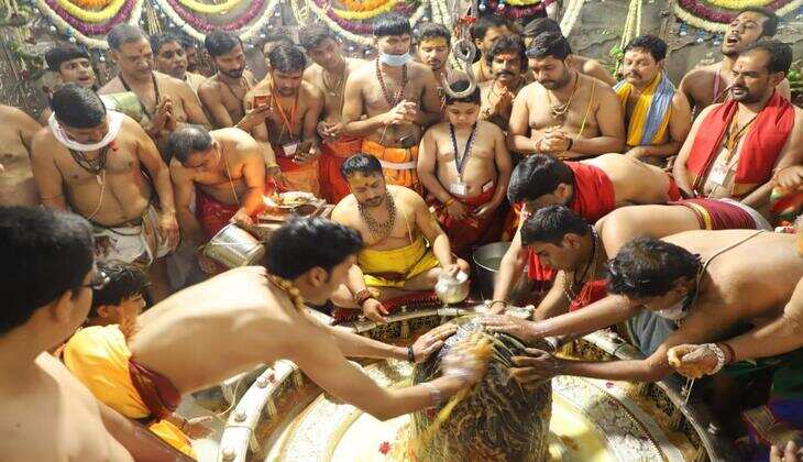 श्रद्धालुओ को हुए भगवान महाकाल के पुष्प मुकुट दर्शन , कोरोना के चलते सिर्फ पुजारी-पुरोहितों की उपस्थिति में हुई दोपहर की भस्मार्ती