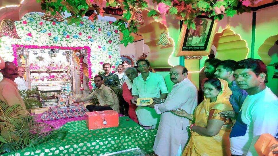 शहर में हर घर होगा श्रीमद्भागवत गीता का निशुल्क वितरण - बड़ा गोपाल जी के मंदिर से हुई शुरूआत - प्रकाश प्रभु राठौड़ परिवार का सेवा प्रकल्प