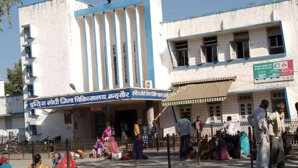 ड्यूटी के दौरान नर्सों को मेहंदी लगाना पड़ा भारी