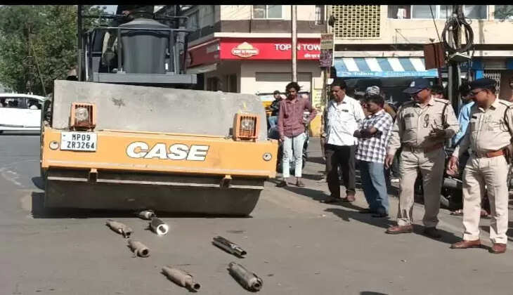 सौ से अधिक साइलेंसरो को किया नष्ट 