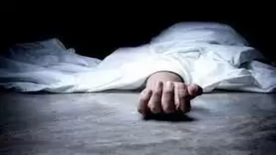 खून से सना  युवक का शव मिला