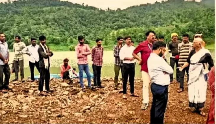 सड़क बिजली और पानी की समस्या से जूझ रहे हैं नर्मदा डूब क्षेत्र