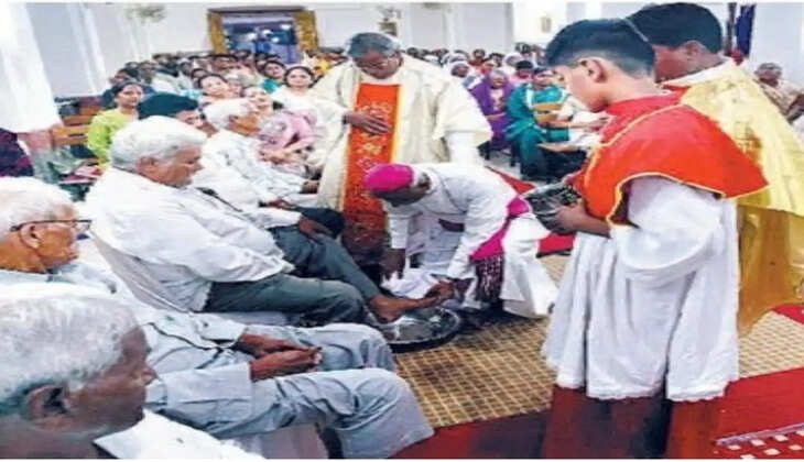 गिरजाघरों में फादर ने धोए पुराहितों के पैर