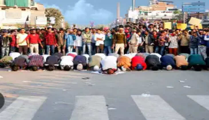 Namaz on the road is not tolerated 