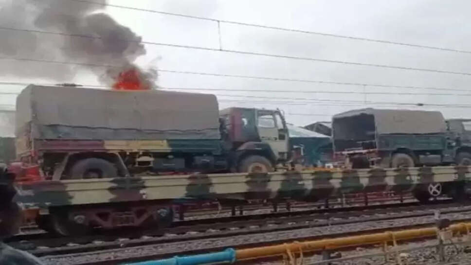 सेना के ट्रक में आग लगी