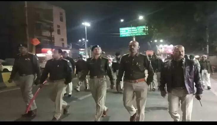 पुलिस ने निकाला फ्लैग मार्च 