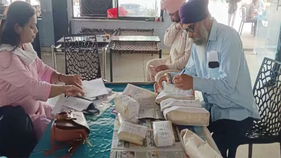 खाद्य सुरक्षा अधिकारियों द्वारा जांच हेतु नमूने लिए