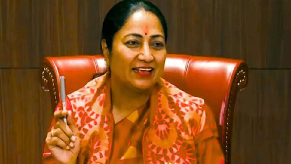दिल्ली में बुजुर्गों की हुई मौज, रेखा सरकार 