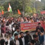 Hindu Rally : व्यवसाय बंद कर सड़कों पर उतरे पच्चीस हज़ार से ज्यादा हिन्दू महिला पुरुष,आक्रोश रैली के जरिये जताई बांग्लादेशी हिन्दुओ के साथ एकजुटता;राष्ट्रपति के नाम ज्ञापन देकर की हिन्दुओ की सुरक्षा की मांग (देखिए विशाल जन आक्रोश रैली के लाइव विडियो)